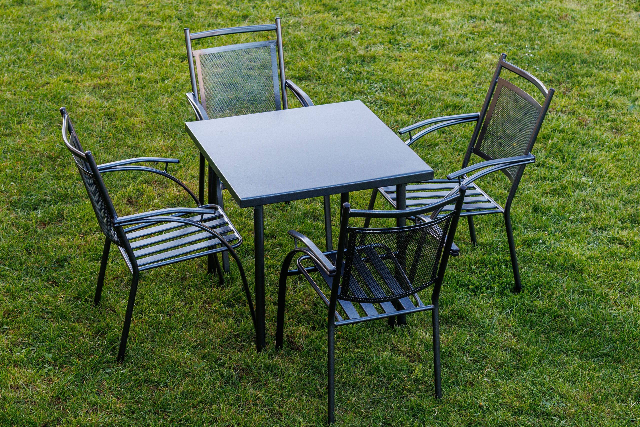 Metalni set 4 stolice + stol - Slika 3